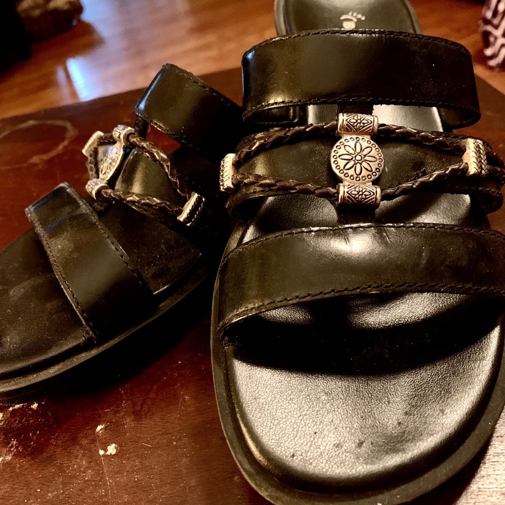 NEW Bare Traps size 8